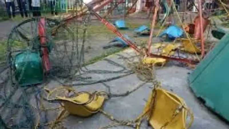 10 человек пострадали при обрушении "цепочной карусели" в парке кыргызского города Ош