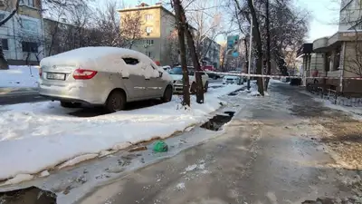 В Алматы из-за прорыва водопровода затопило несколько улиц, фото - Новости Zakon.kz от 13.01.2023 08:26