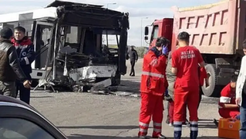 Грузовик снес автобус в столице Казахстана, есть пострадавшие