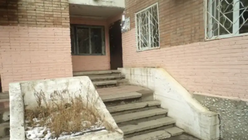 В Усть-Каменогорске девушка спрыгнула с балкона собственной квартиры