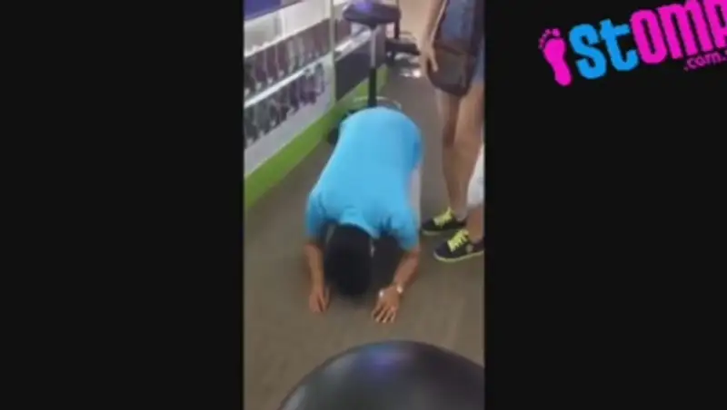 Вьетнамский рабочий разрыдался из-за невозможности купить новый айфон