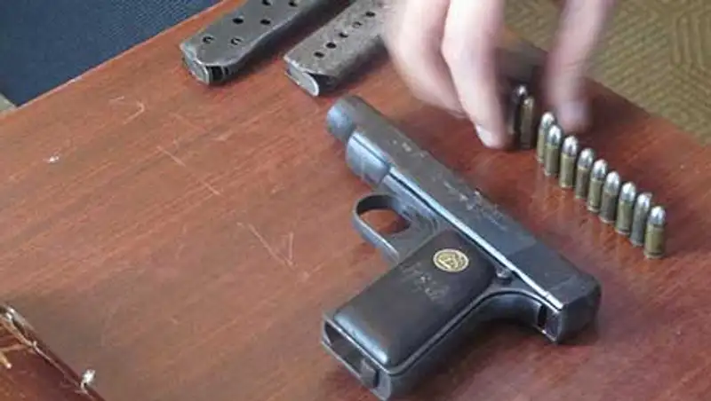 68 лет пролежал в гараже участника ВОВ трофейный пистолет, привезенный из Германии , фото - Новости Zakon.kz от 19.11.2013 23:52