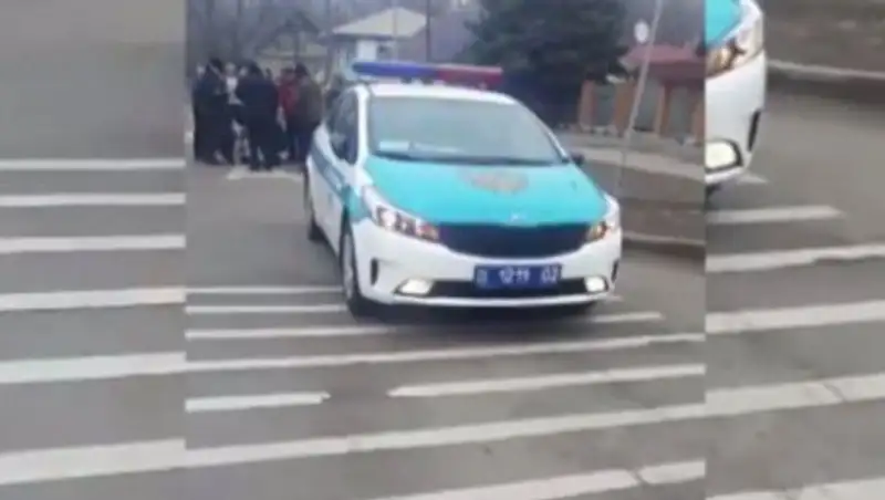 Полицейский, совершивший наезд на ребенка в Алматы, уволен