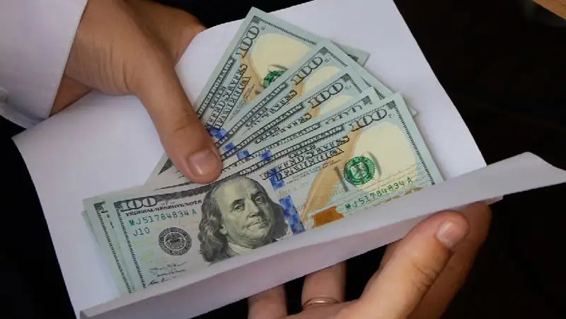 Казахстанцы стали реже переводить деньги за рубеж