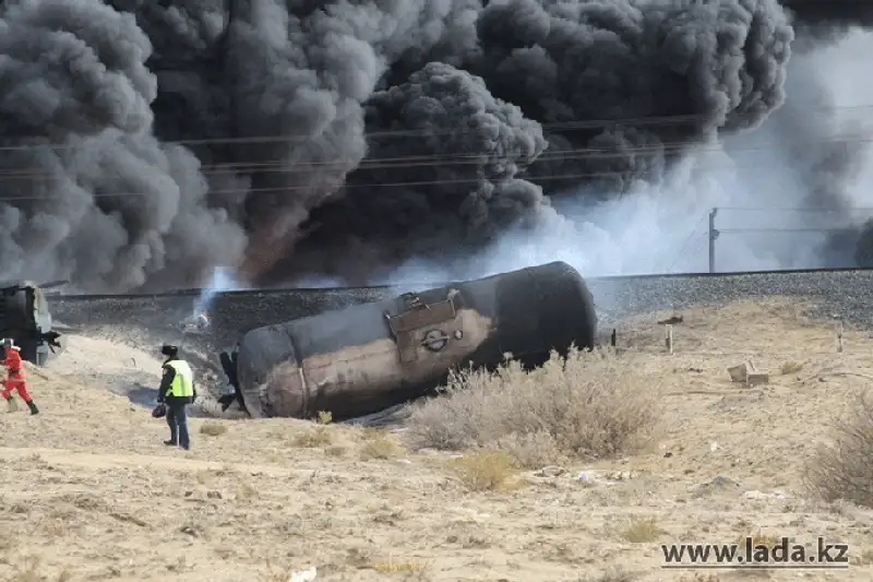 Цистерны с нефтью горят в промзоне Актау (фото), фото - Новости Zakon.kz от 16.11.2013 21:43