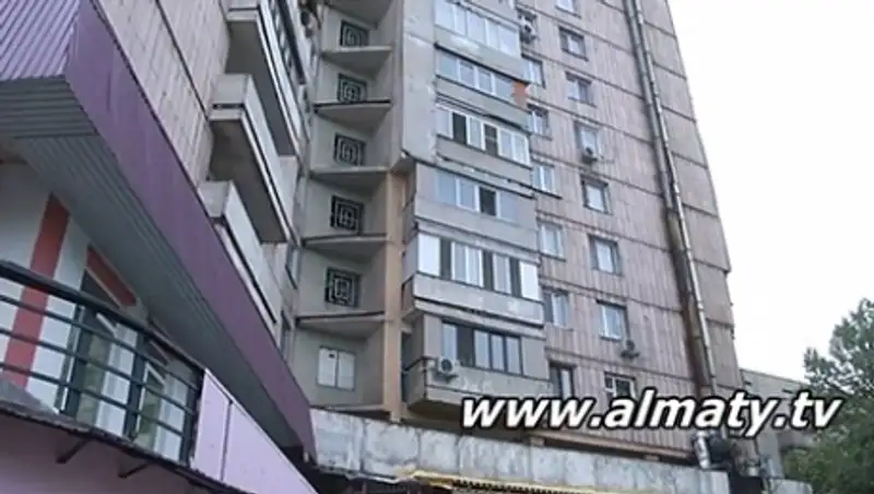 Жители одной из многоэтажек в Алматы боятся, что их дом рухнет