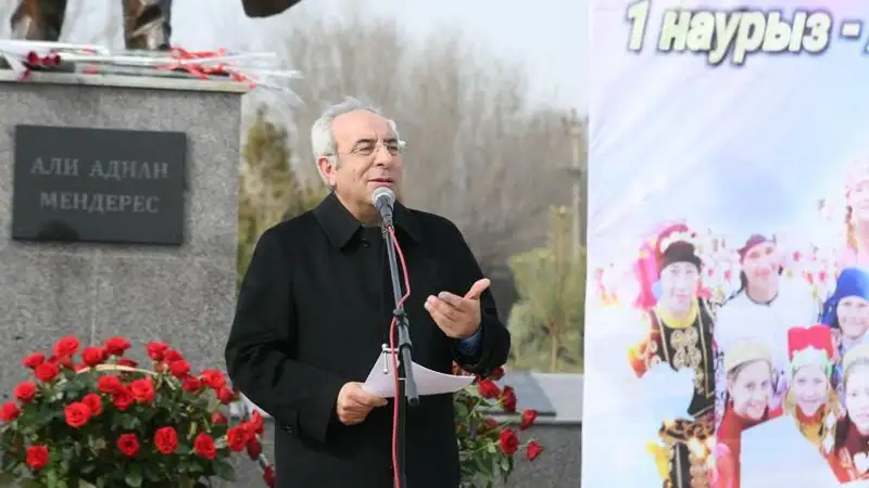 В Туркестане открыли памятник Аднасу Мендересу, фото - Новости Zakon.kz от 01.03.2023 14:49