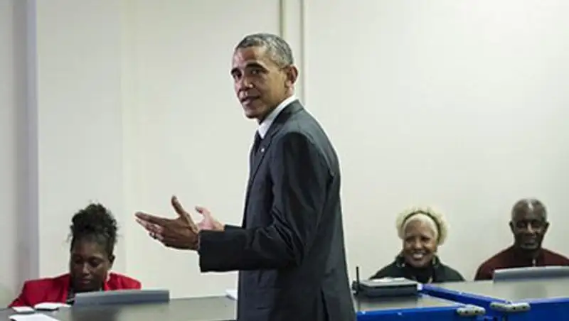 Обаму попросили держать руки при себе