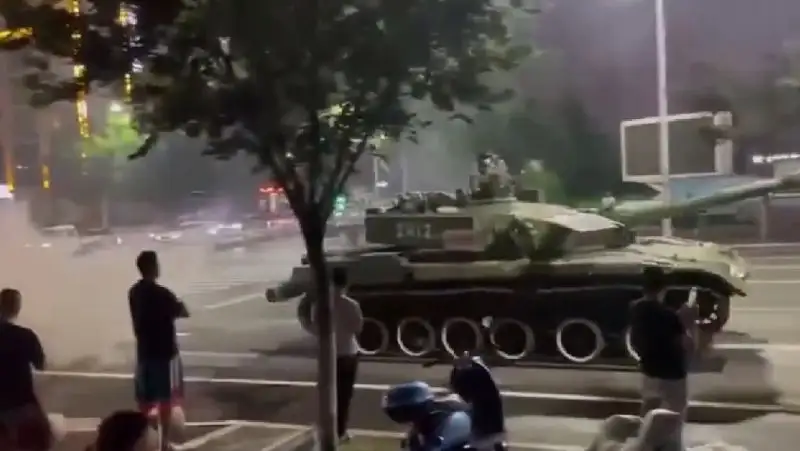 Вкладчики опасаются за свои сбережения в Китае – власти вывели танки на улицу