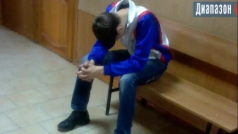 Мама обвиняемого в разгроме Вечного огня просила прощения в суде за поступок сына