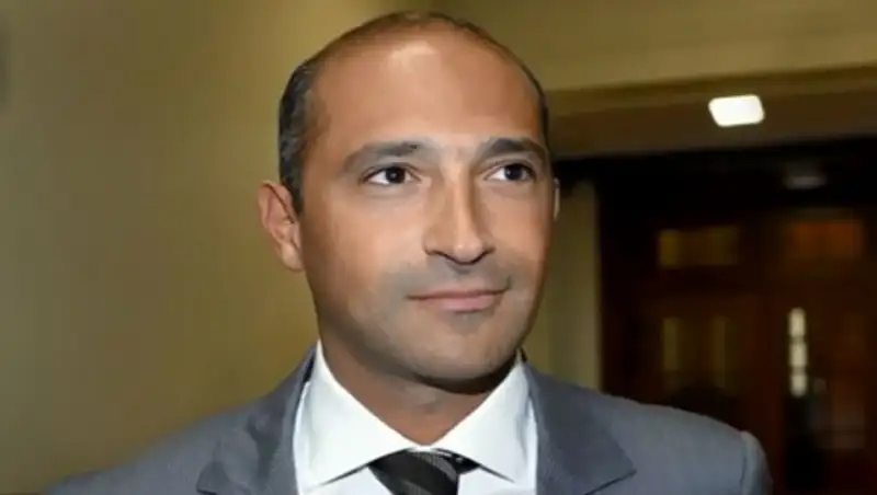 Сыну главы МИД Франции грозит арест в США из-за попыток обмануть казино