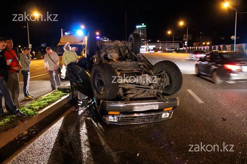 Тойота Прадо перевернулся на крышу в результате ДТП в Алматы (фото) Тойота Прадо перевернулся на крышу в результате ДТП в Алматы (фото), фото - Новости Zakon.kz от 09.07.2013 18:08