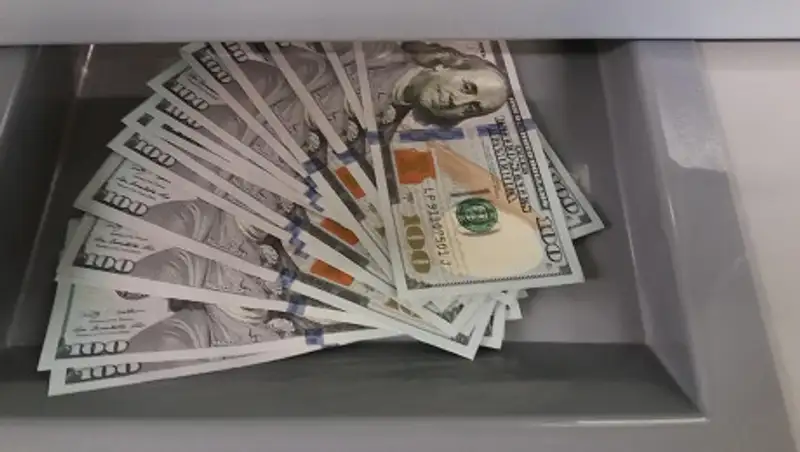 Тенге сохраняет позиции по отношению к доллару