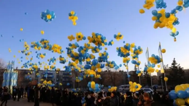 Акимат наградил жителей Алатауского района в честь Дня Независимости