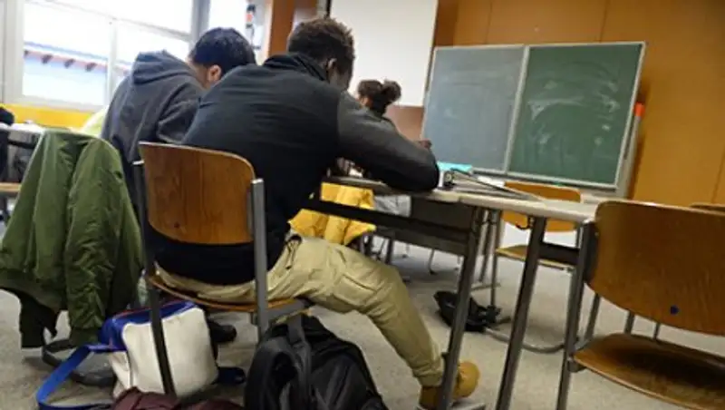 Совращенный учительницей юноша отсудил у школы в США шесть миллионов долларов