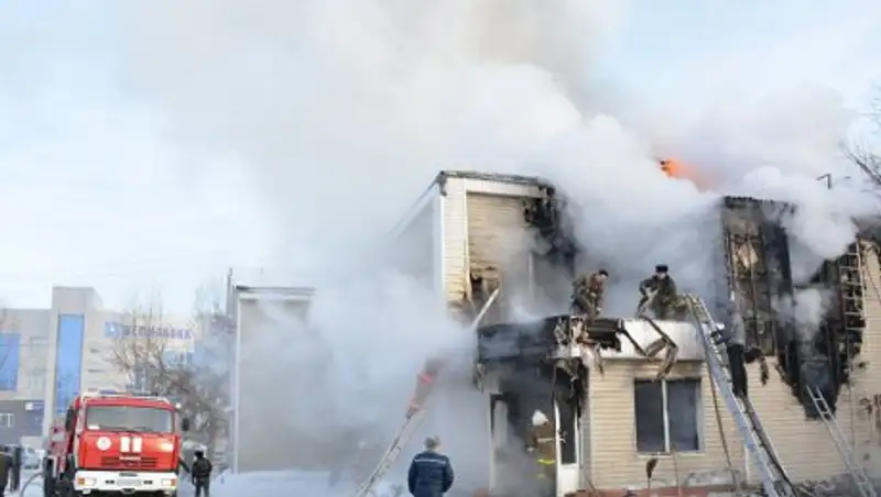 В центре Кокшетау горит административное здание