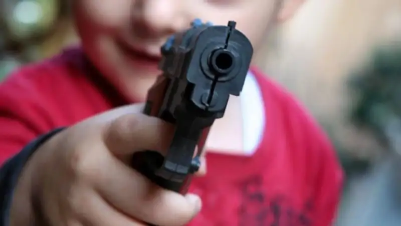 В США 3-летний мальчик застрелил годовалого ребенка из найденного дома пистолета