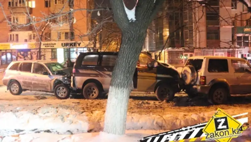 В Алматы девушка за рулем РАВ4 выехала на встречную и собрала в кучу три машины