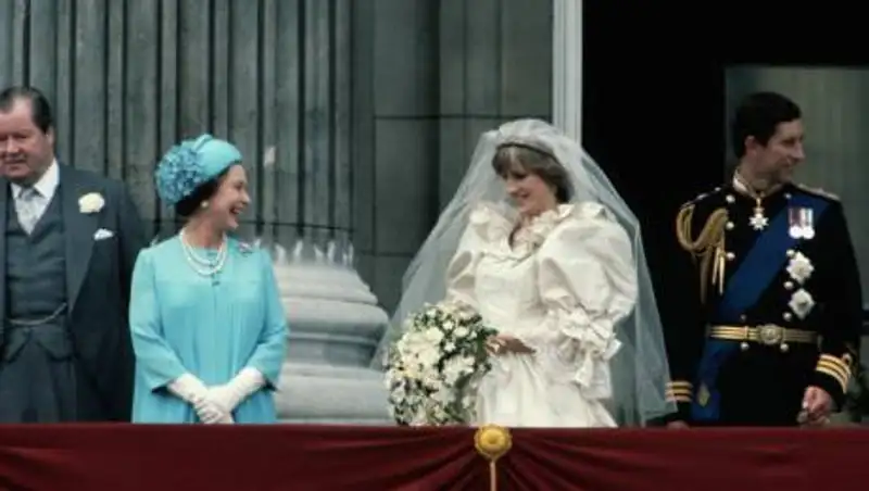 Елизавета II и принц Чарльз отказались идти на открытие памятника принцессе Диане