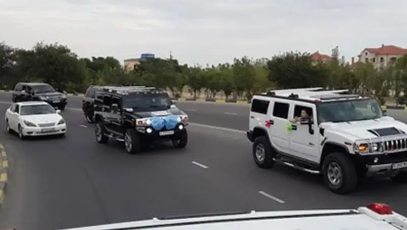 В сети появилось видео, на котором в Актау полицейские сопровождают свадебный кортеж