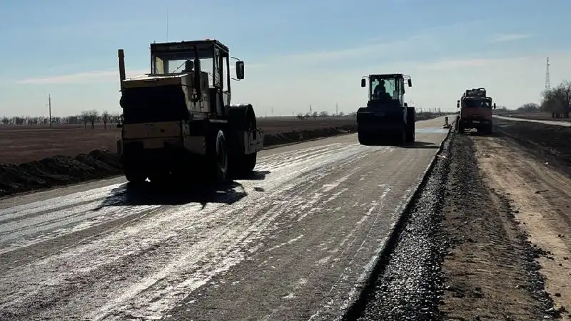 На западе Казахстана продолжают ремонт республиканских трасс