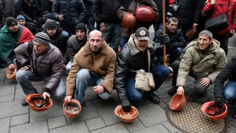 Около 300 украинских шахтеров перекрыли трассу в Львовской области