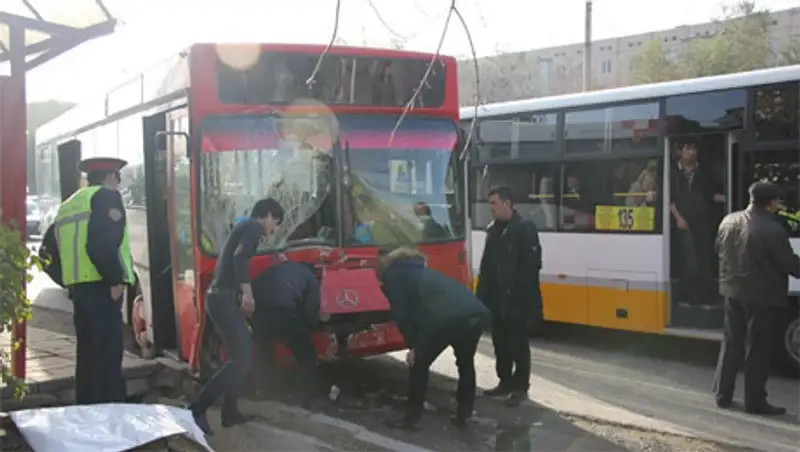 В Шымкенте в результате гонки автобусов в аварии погибла девушка
