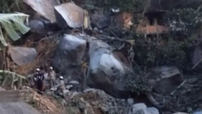 В Бразилии кусок скалы обрушился на жилые дома