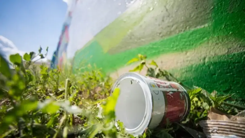 В ВКО на четырехлетнего мальчика с пятого этажа дома упала банка с краской