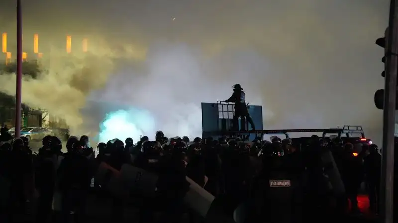 На телеканале "Алматы" вышла 3 серия фильма "Трагический Қаңтар: Над пропастью"