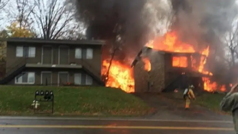 В штате Огайо самолет врезался в многоквартирный дом