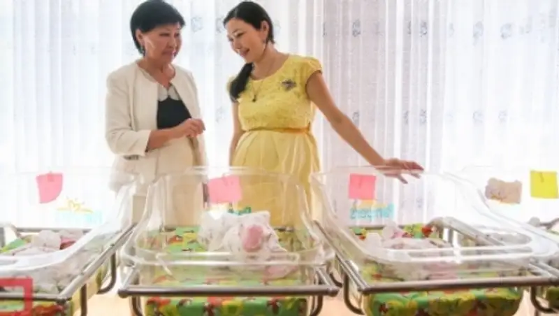 Родителям четверняшек в Алматы предоставят двух нянь