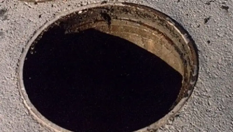 Полицейский вызволил 4-летнего ребенка из канализационного люка в Астане