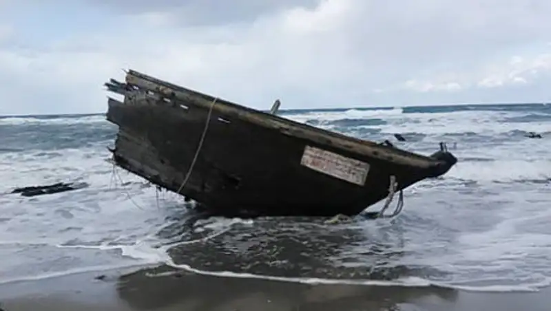 К берегам Японии прибило "лодку-призрак" с обезглавленными телами