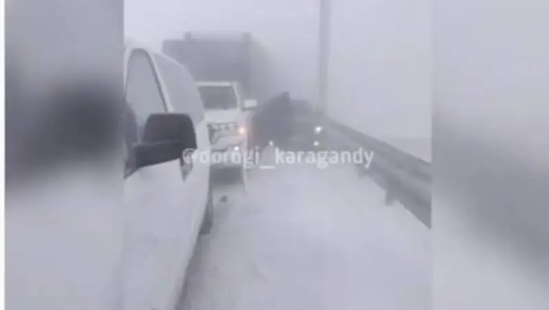 13 автомобилей столкнулись недалеко от столицы из-за плохой видимости