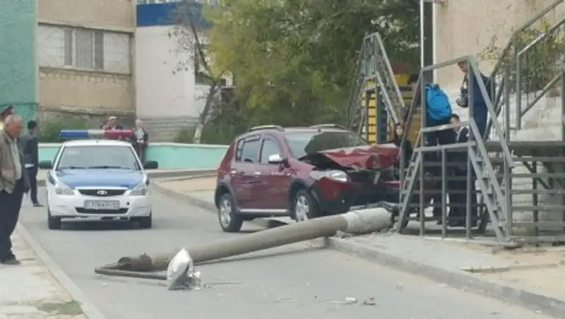 В Актау женщина-водитель снесла фонарный столб и скрылась с места ДТП