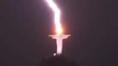 Молния ударила в статую Христа-Искупителя, фото - Новости Zakon.kz от 11.02.2023 20:32