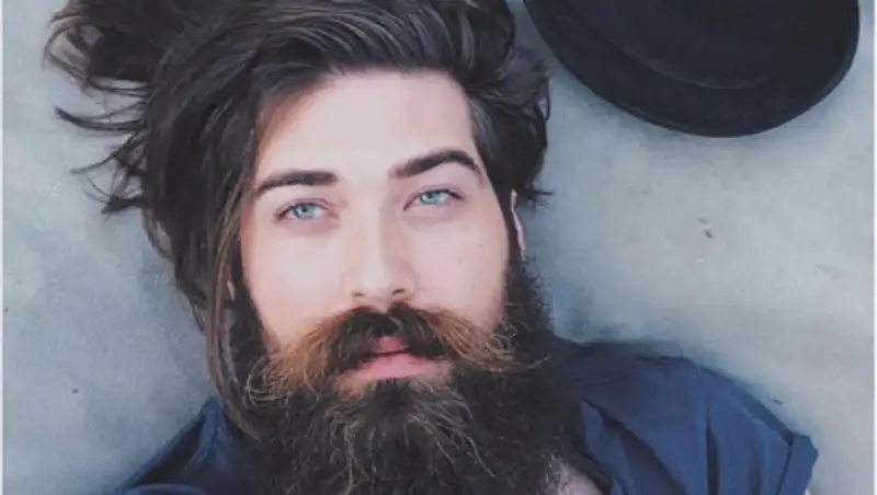 Врач рекомендовал мужчинам сбривать к зиме усы и бороды