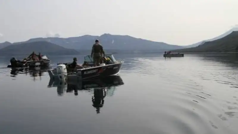 Упавший на Камчатке вертолет подняли со дна озера