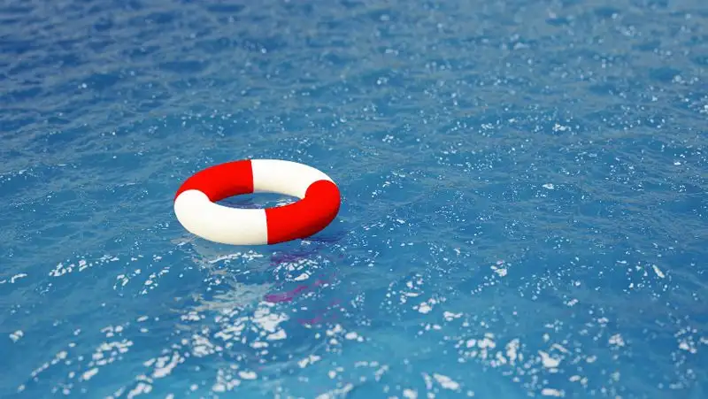 Мужчина спас унесенных в море девочек в Актау