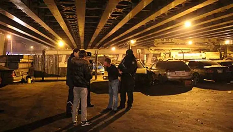 В Алматы группа подвыпивших молодых людей «атаковала» штрафстоянку (фото)