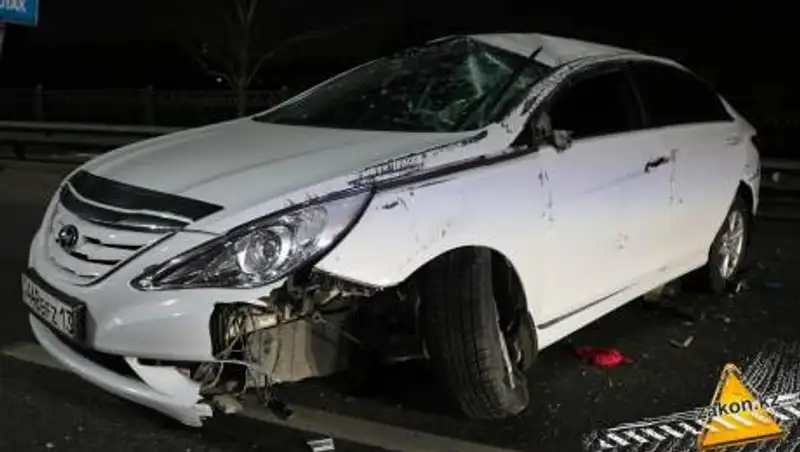 При ДТП в Алматы опрокинулись два авто