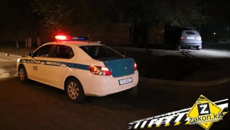 "Летевший" по дороге водитель VW Golf протаранил забор в Алматы