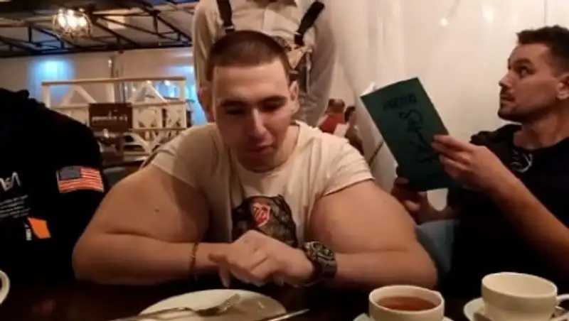 Кирилла Терешина заметили с "руками-базуками" после удаления "рук-базук"