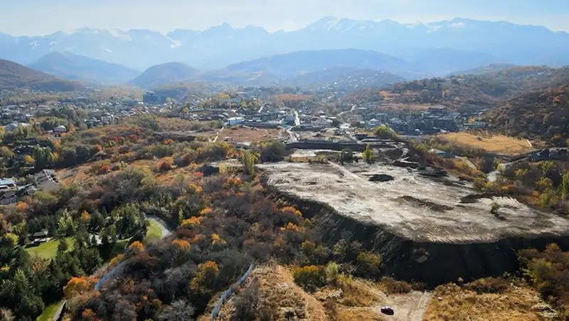 Как выглядит территория ЖК, строительство которого запретил аким Алматы