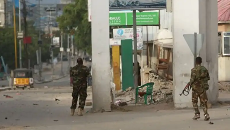 Полиция сообщила о 15 погибших и 25 раненых после атаки на отель в Сомали