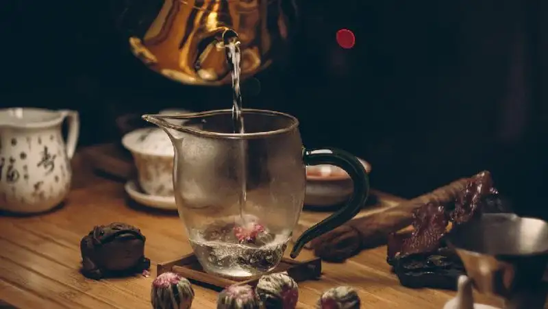 Врач предупредил об опасности накипи в чайнике для почек