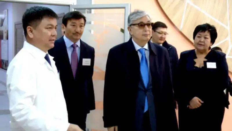 Касым-Жомарт Токаев посетил новый медцентр "MEDIKER 4К" в Шымкенте