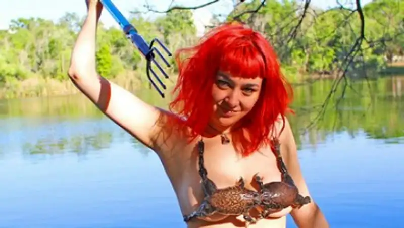 Американка сделала бикини из мертвых лягушек