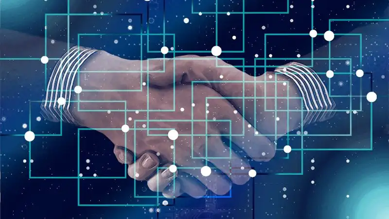 В Швеции начали вживлять чипы с COVID-паспортами